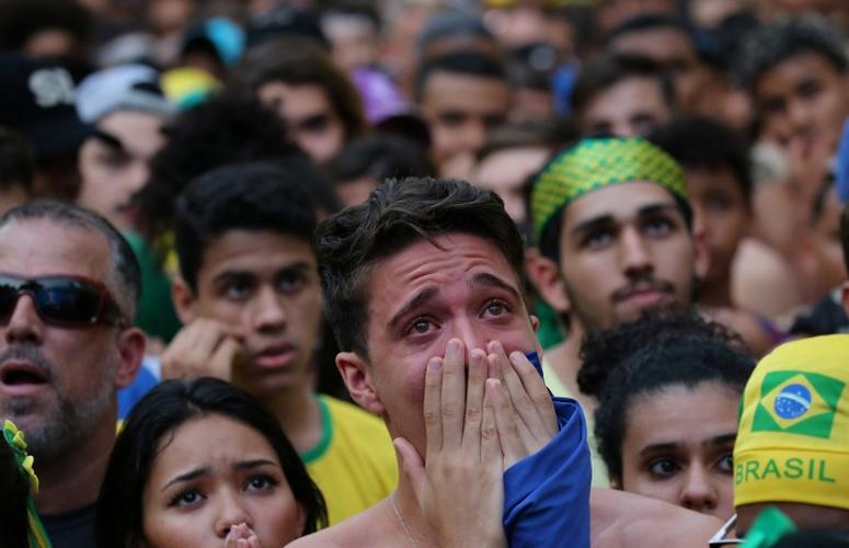 巴西球迷哭泣
